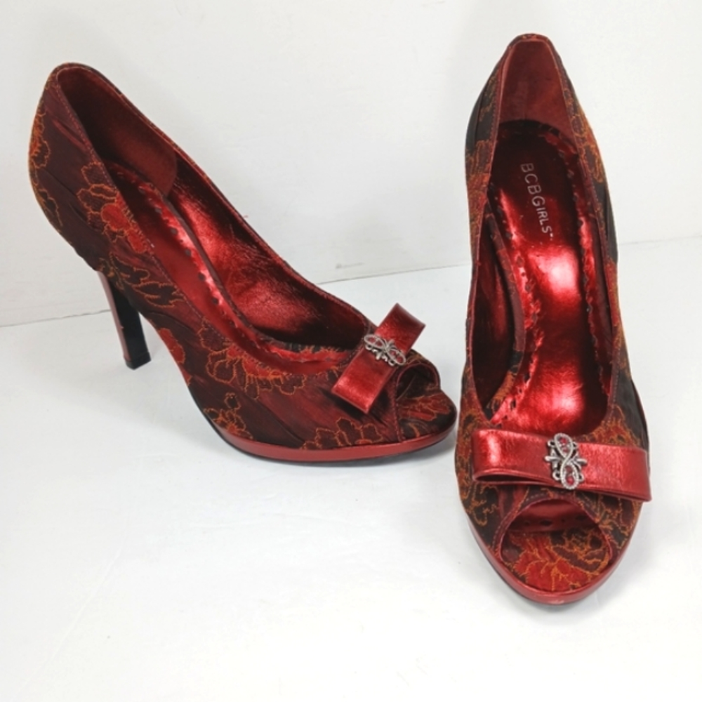 BCBGIRLS Satin Brocade Red Metallic Peep Toe Platform Pumps Front Bow Charm EUC